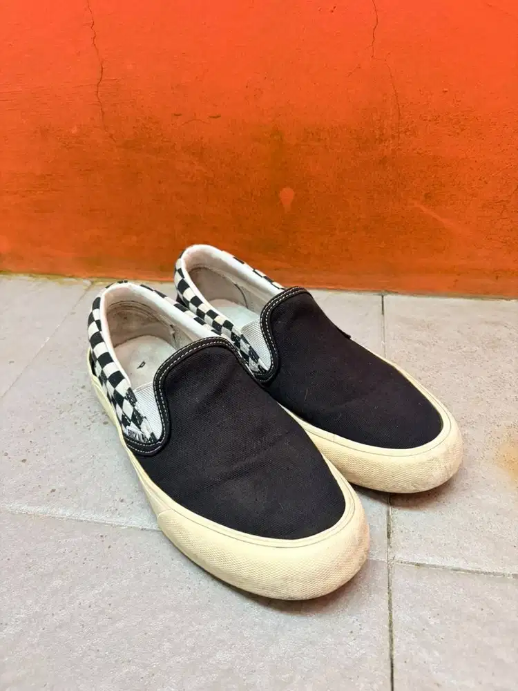 Sepatu Sneakers Slip On Pria