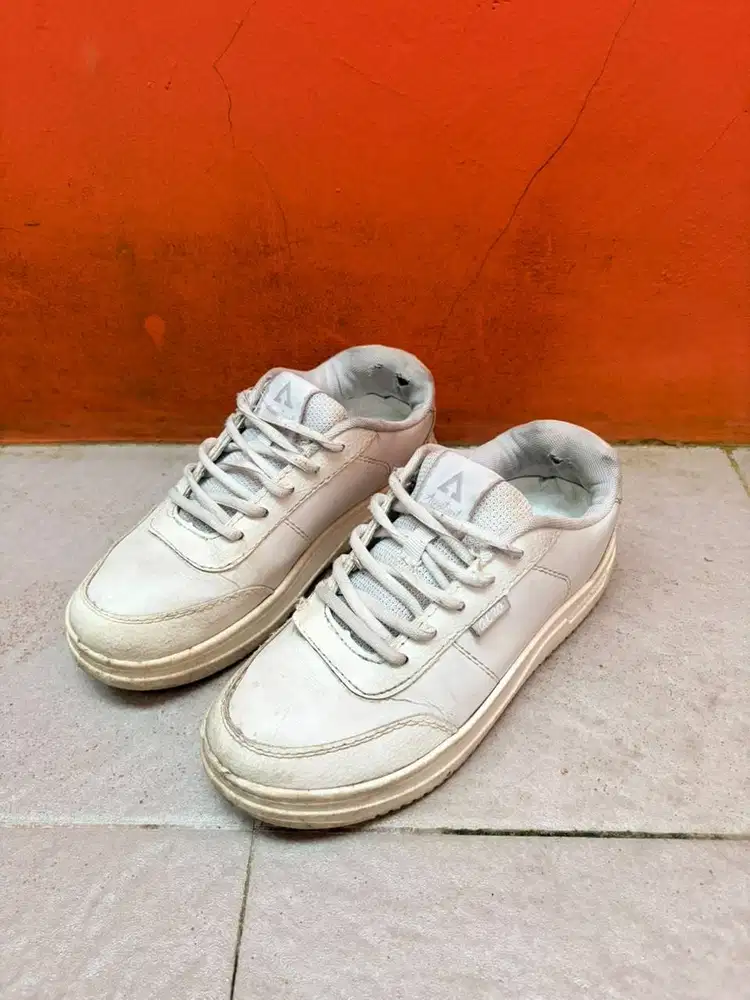 Sepatu Sneakers Pria