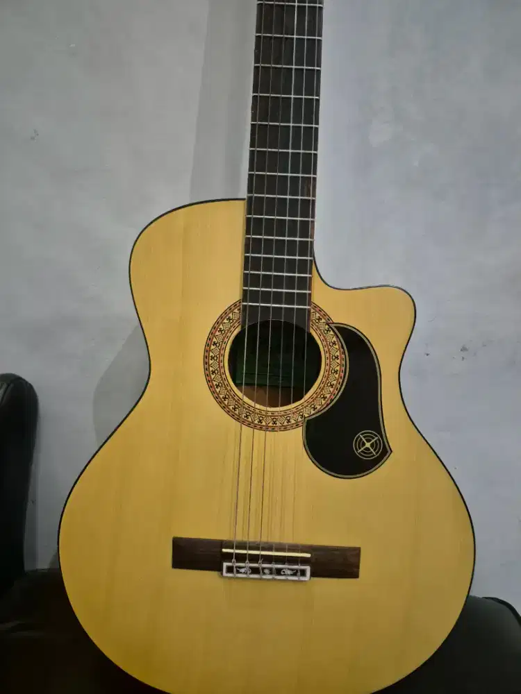 Gitar akustik POINT