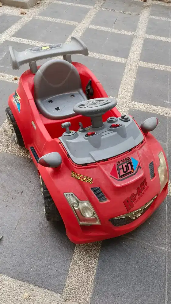 Mobil mainan anak pakai aki ex pribadi