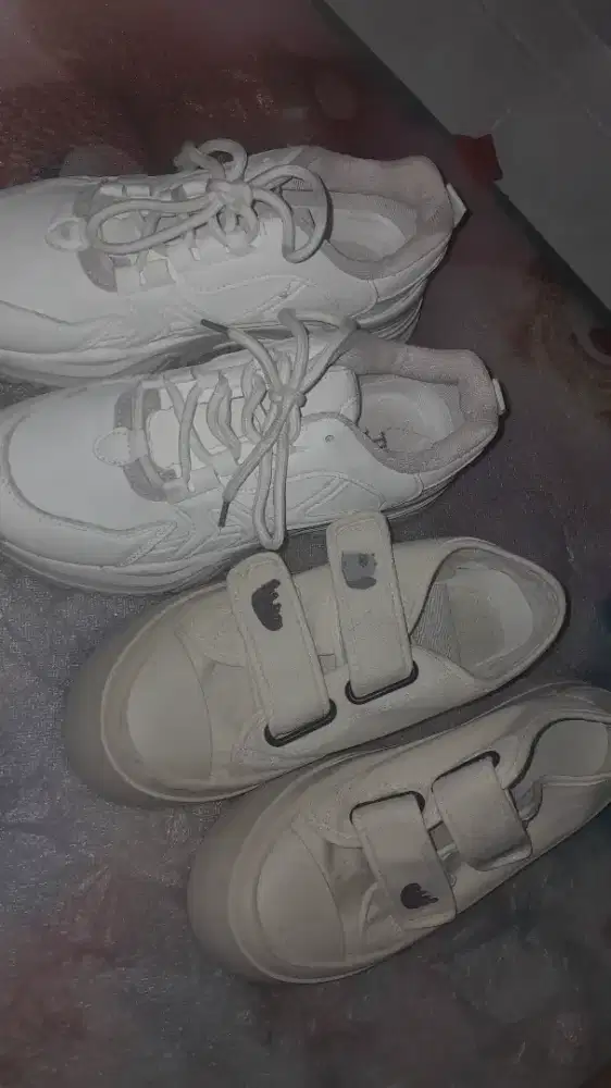 Sepatu sneakers