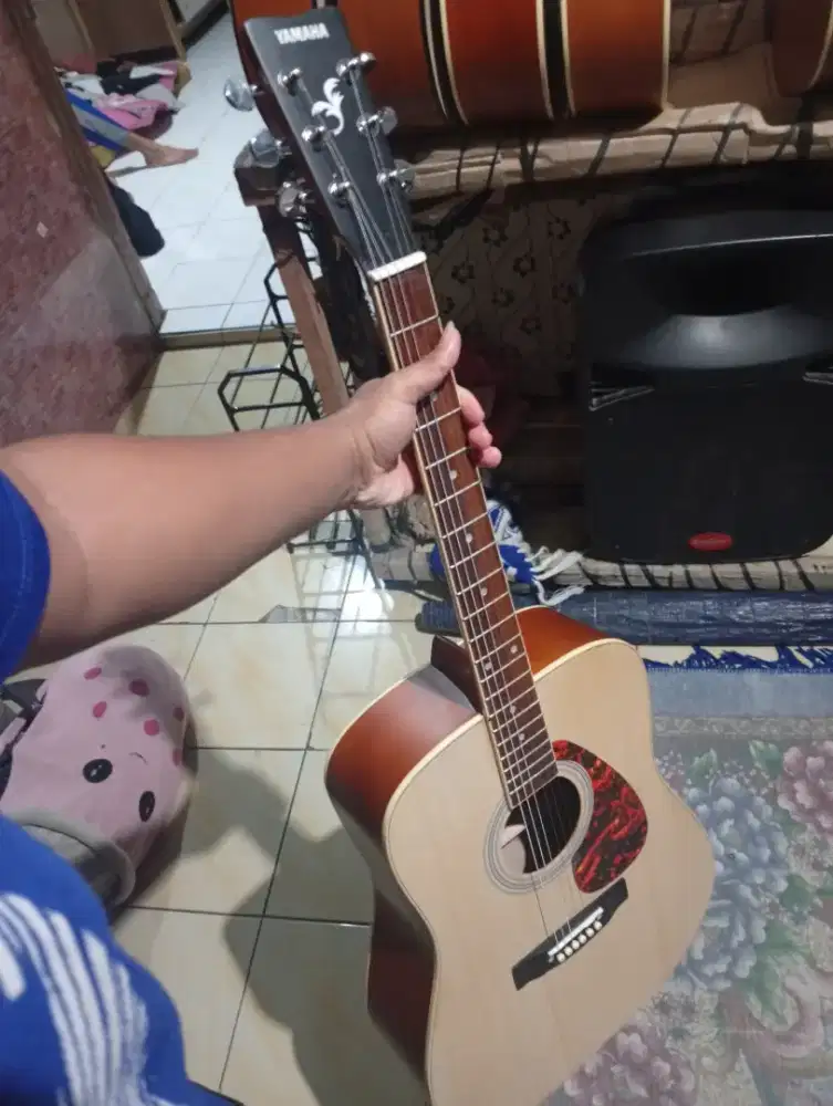 Gitar akustik semi Miranti