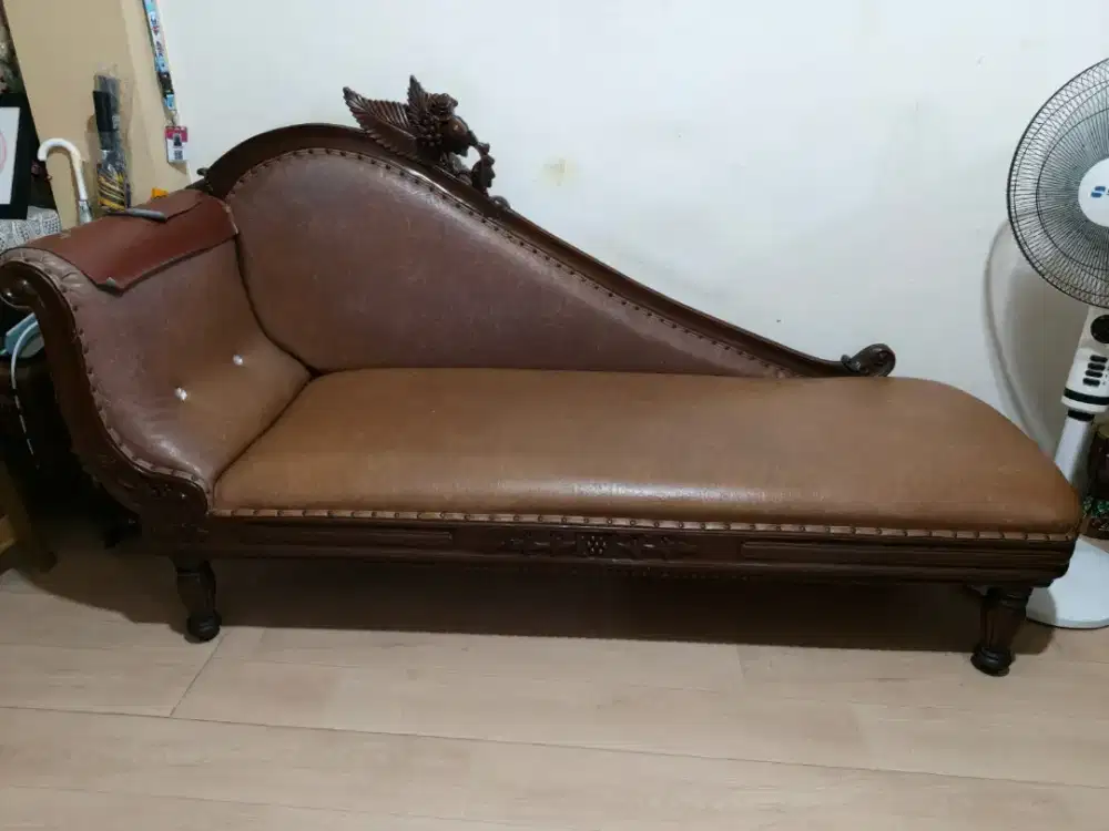 Kursi Malas Kayu Ukir Klasik
