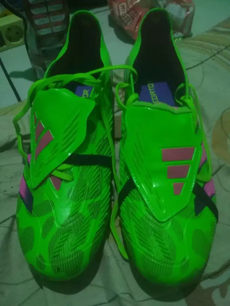 Sepatu bola pedator