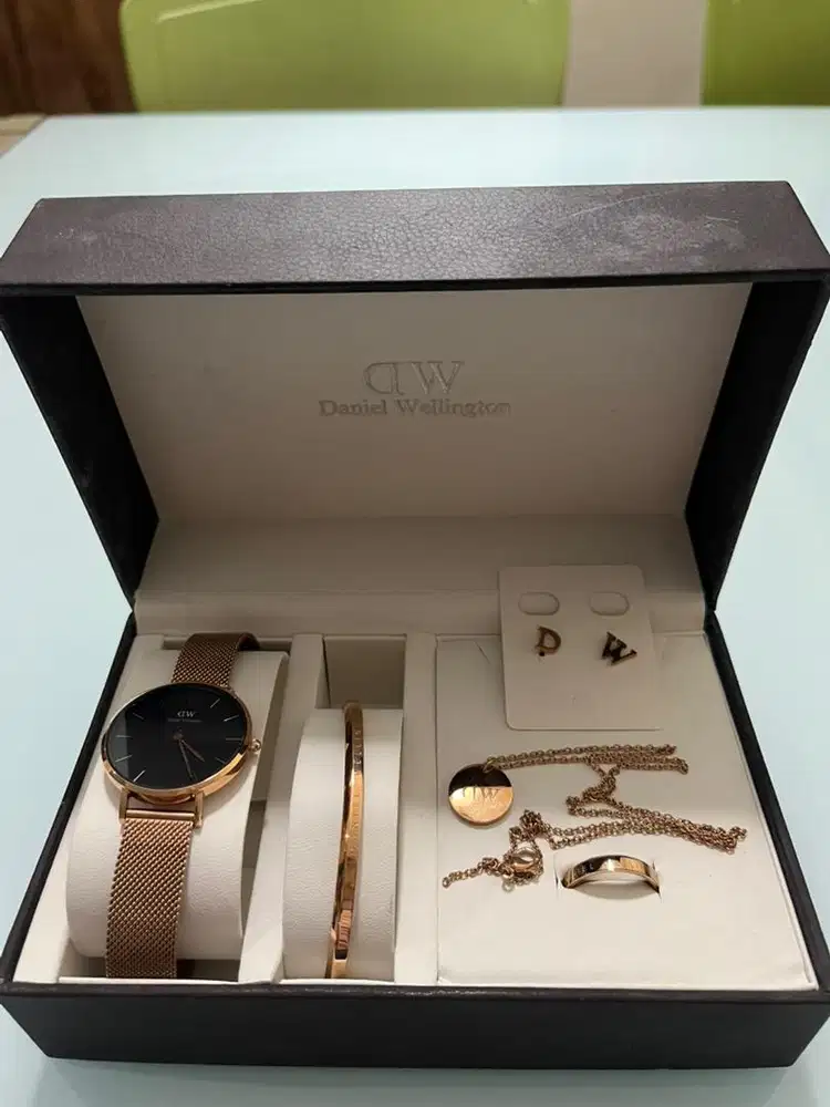 Satu set perhiasan Daniel Wellington