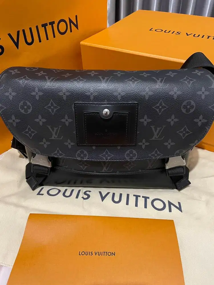 LOUIS VUITTON Messenger Bag