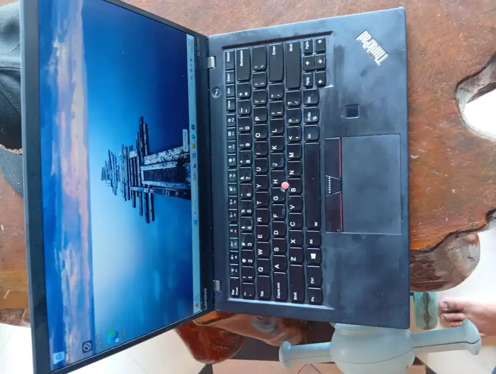 Thinkpad X1 carbon 
core i5 gen 7 
Ram 8 GB 
ssd 512 Gb