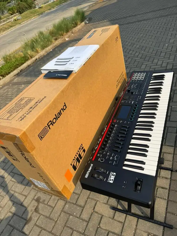 Synthesizer Roland Fantom 06 Like New
