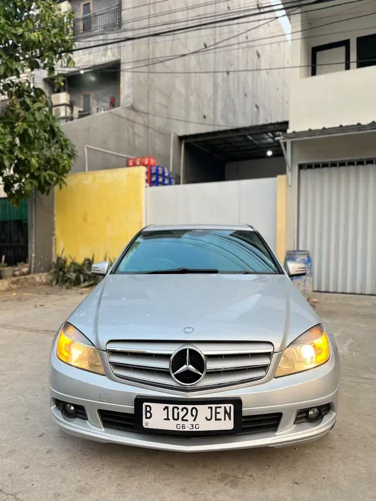 LOW KM!!!mercedez benz c200 2011