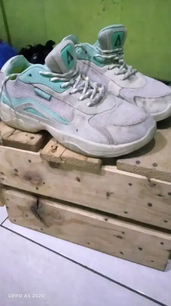 Jual sepatu olah raga