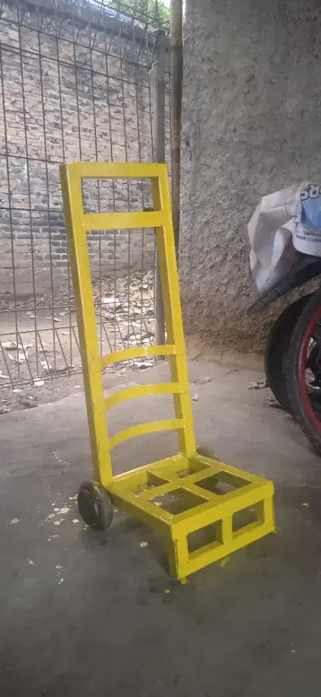 Troli barang dan galon