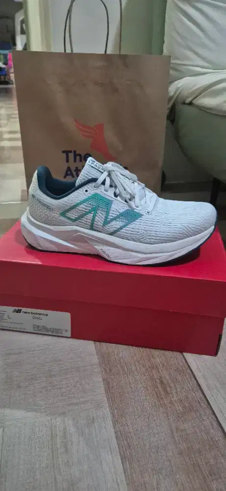 Dijual Sepatu Lari New Balance Fuelcell Propel size 42,5 Like New