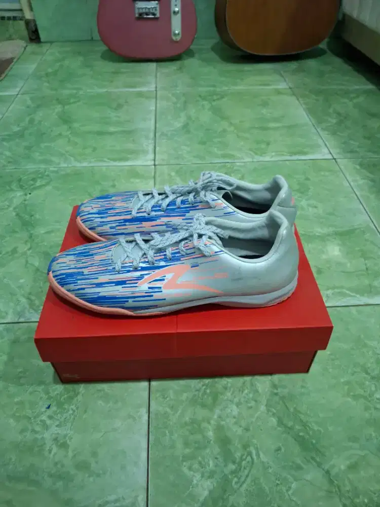Sepatu Futsal Lightspeed Reborn Glacier Gray ukuran 42