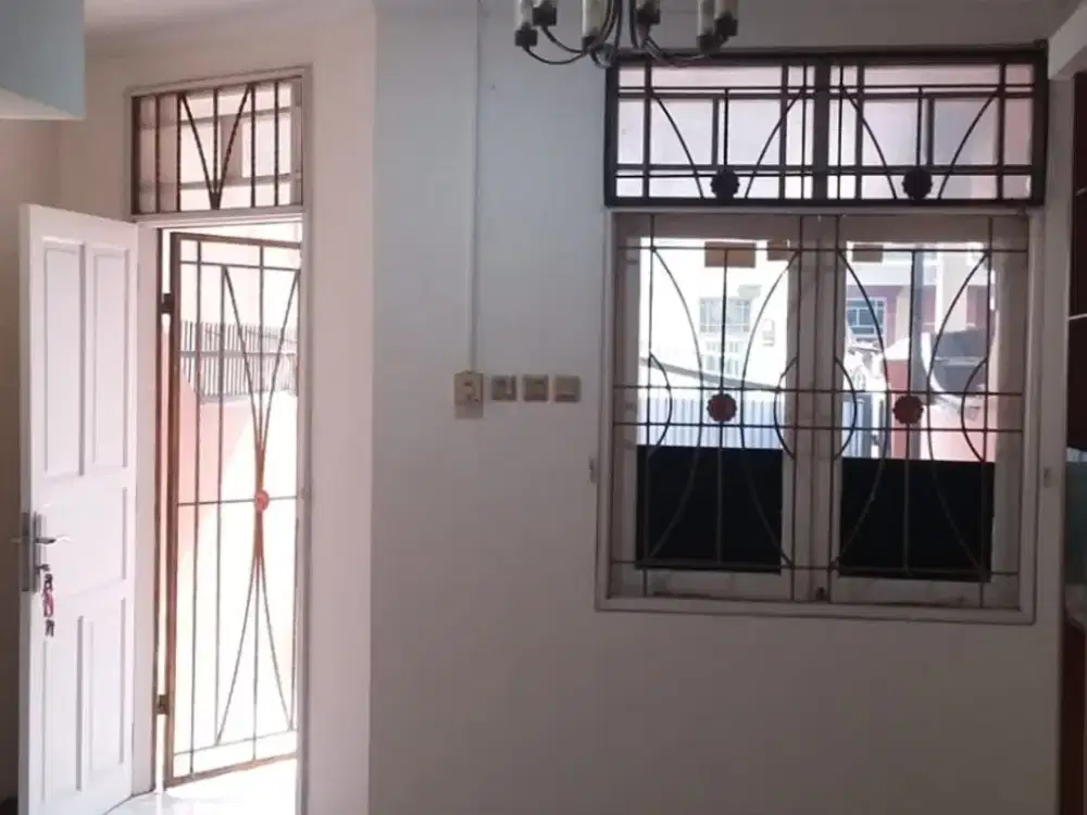 Di Sewakan Rumah 2 Lantai di Taman Palem Lestari Jakarta Barat