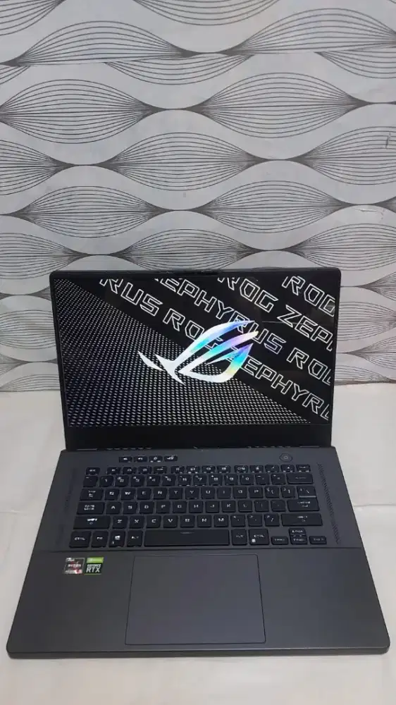 Asus Zephyrus G15 Ryzen 9 6900HS RTX 3060 6GB 
RAM 16GB 
SSD 1TB Nvme