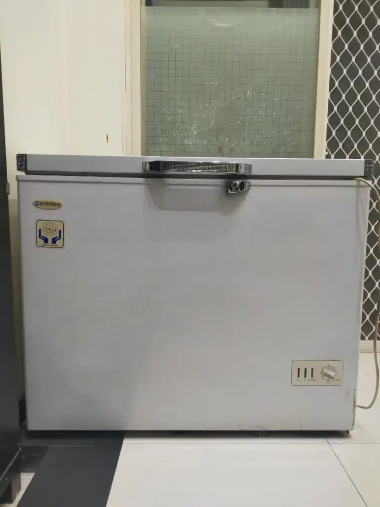 chest freezer san 233F