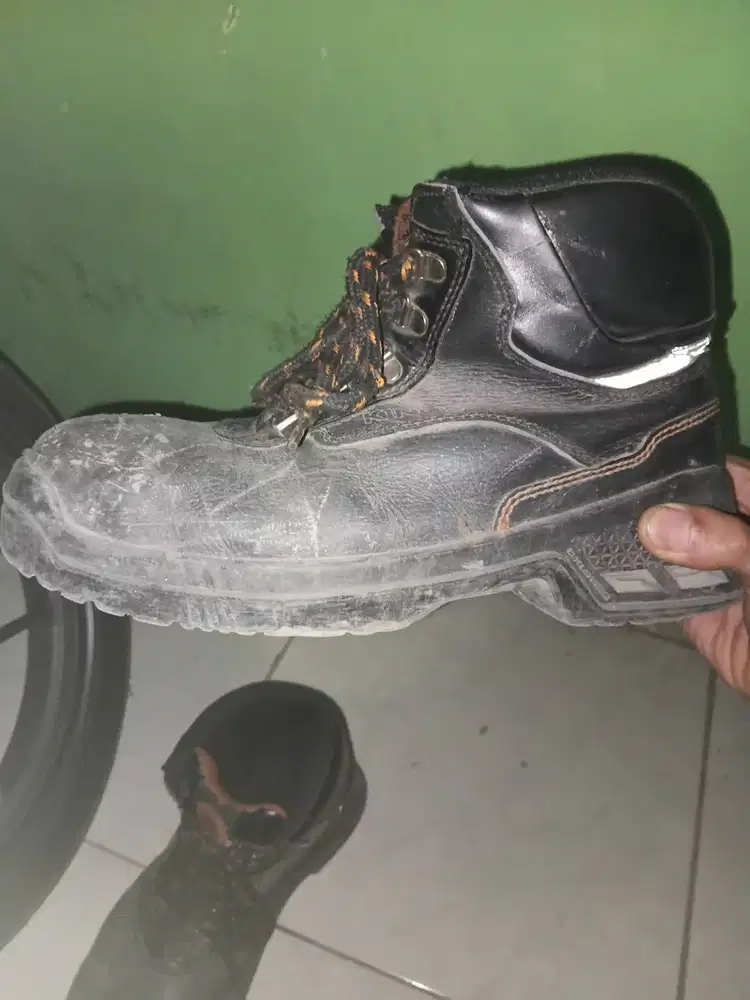 Sepatu septy besi