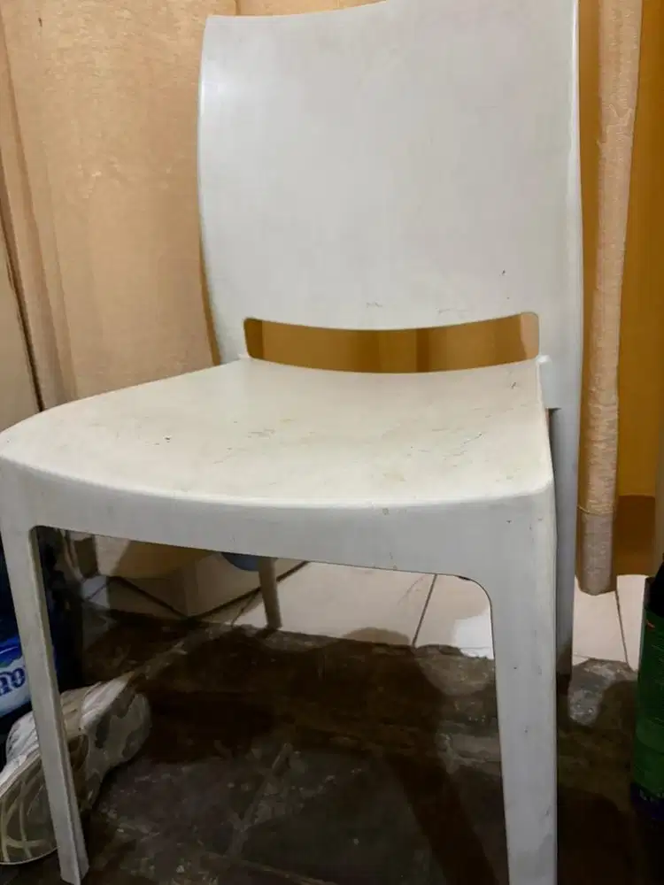 Jual murah Kursi putih (tinggal digosok jadi bersih lagi)