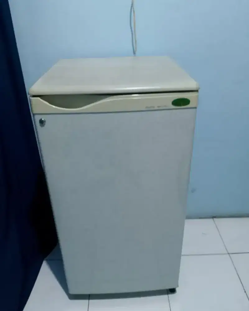 Di jual kulkas merk emerald