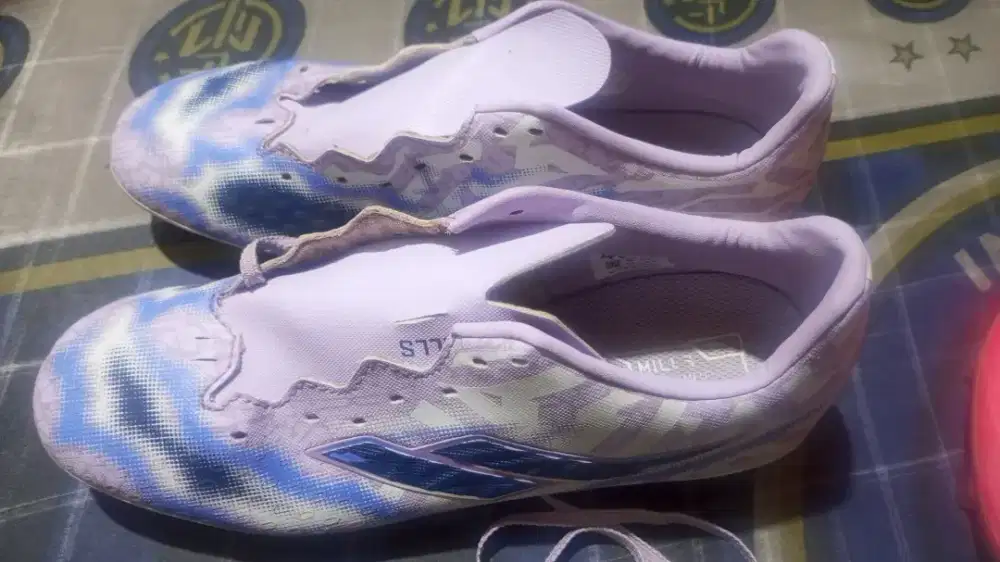 Sepatu bola bekas