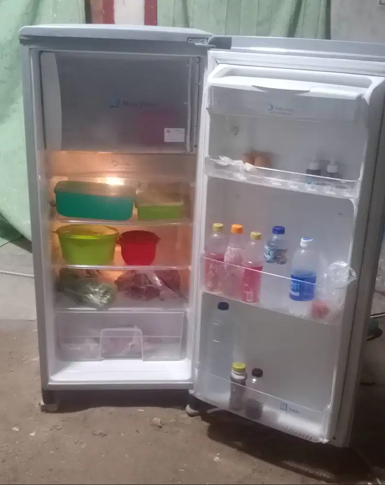 Kulkas 1 pintu TOSHIBA GLACIO.(diantar free  dalam kota Padang.Luar ko