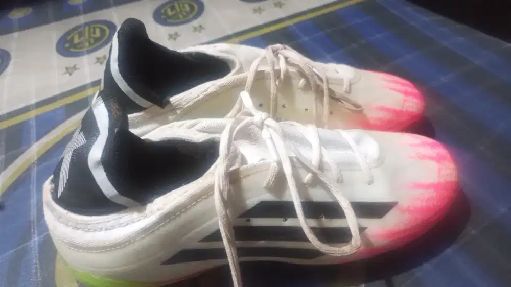 Sepatu bola no 40