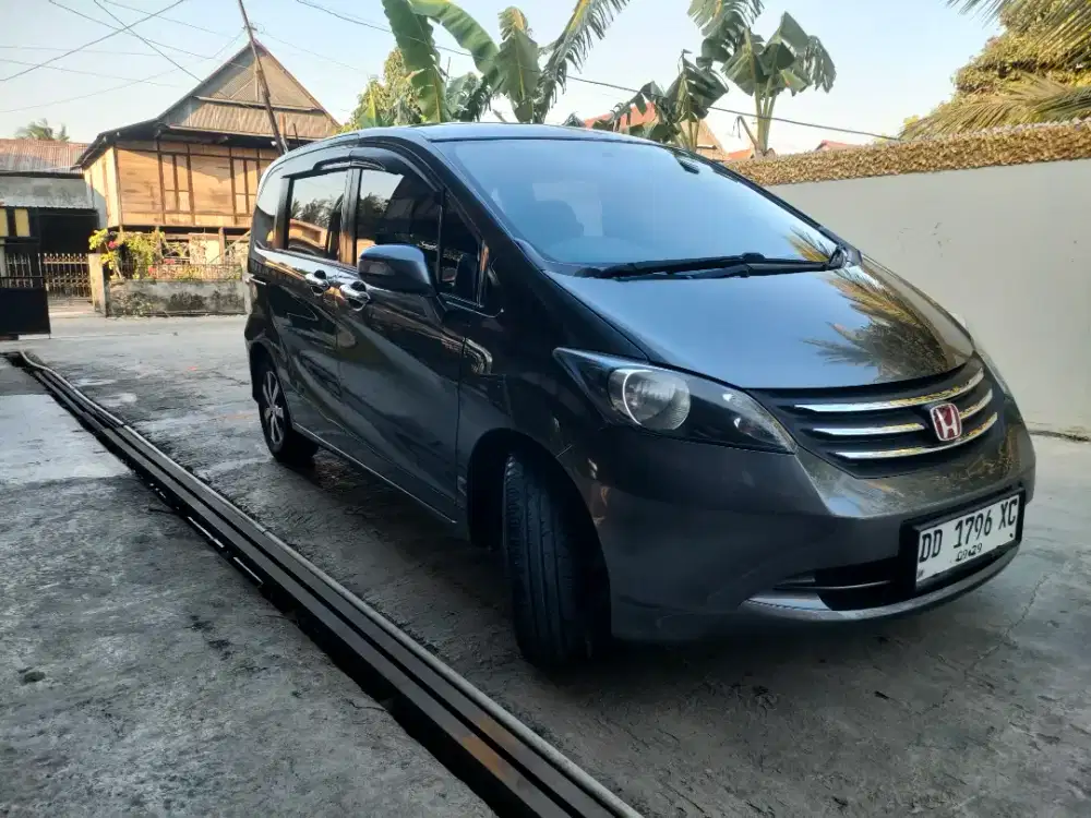 Freed PSD A/T 2010 Abuabu