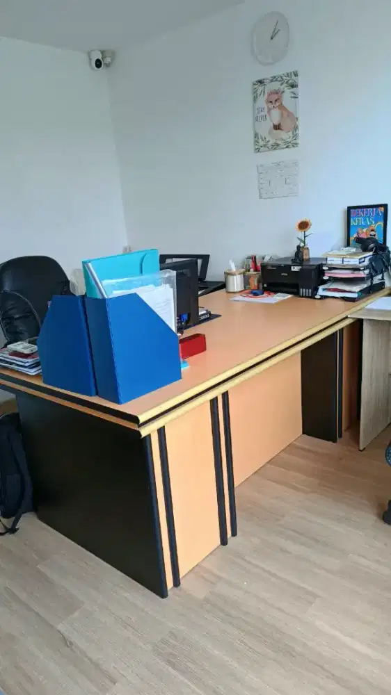 Meja kerja direktur