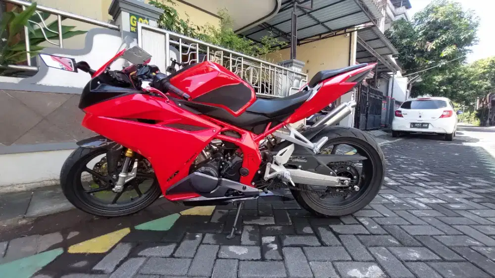Honda CBR 250RR merah