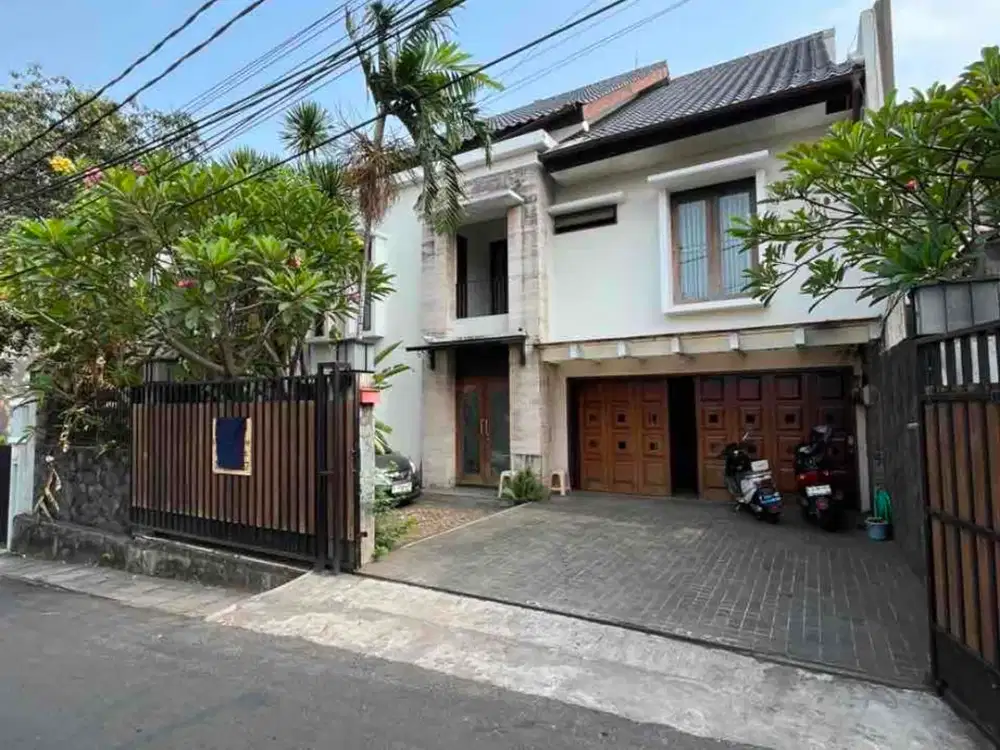 Rumah Strategis Swimming pool di Kebayoran lama