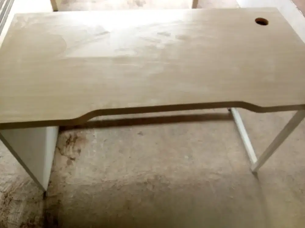 Meja kantor bekas