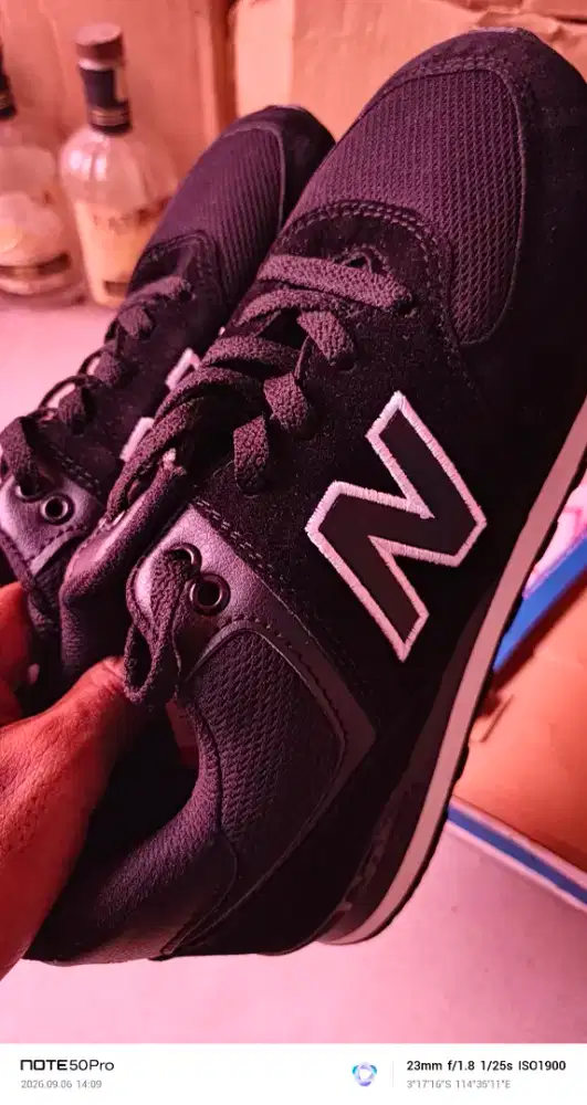 Jual sepatu perlu uang soal masih bagus masih hanyar