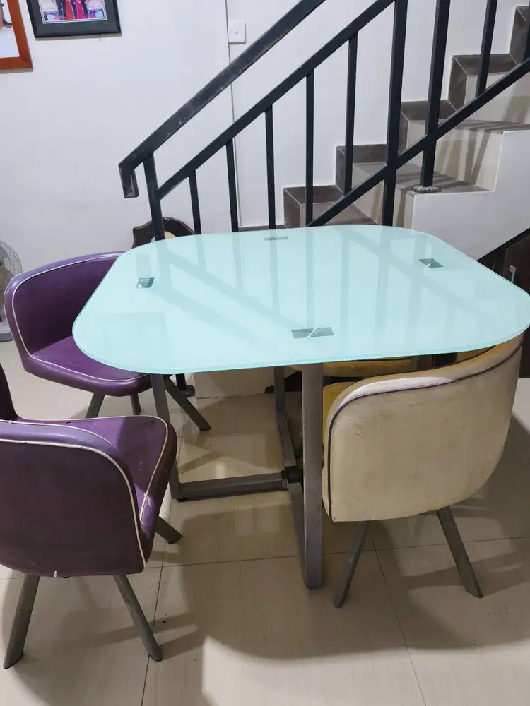 Meja makan kaca + 4 kursi