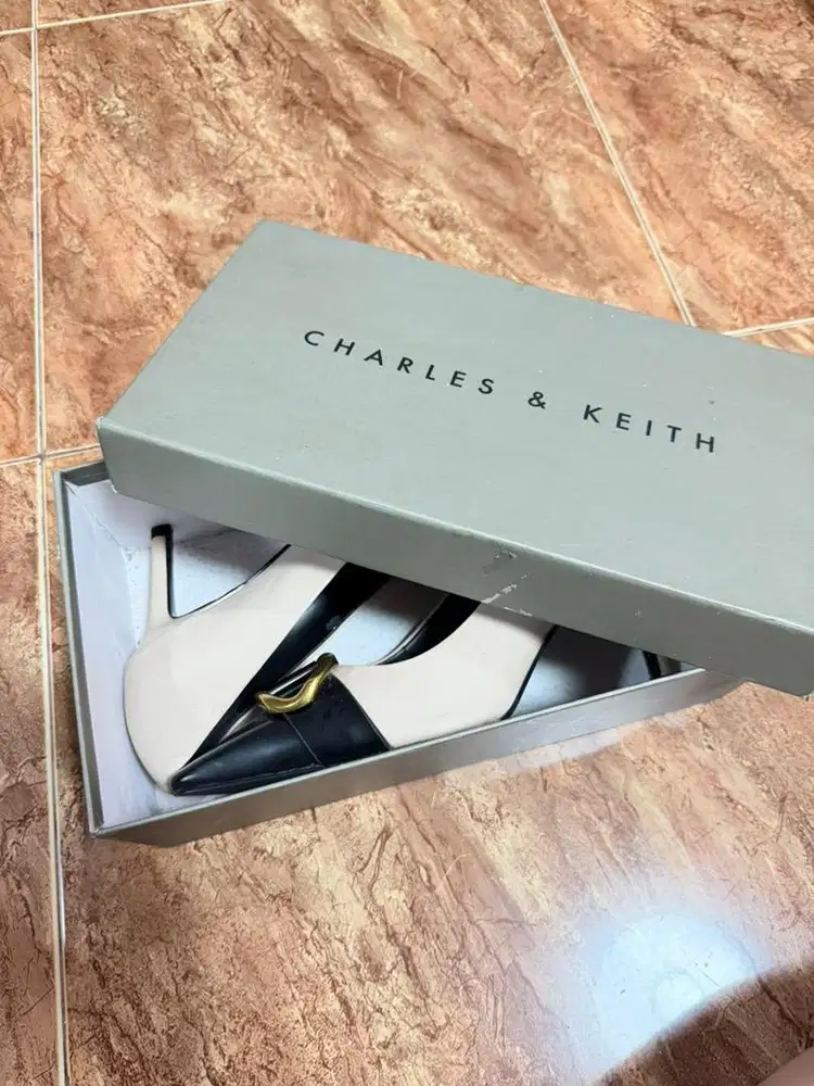 Heels Charles & Keith Size 39
