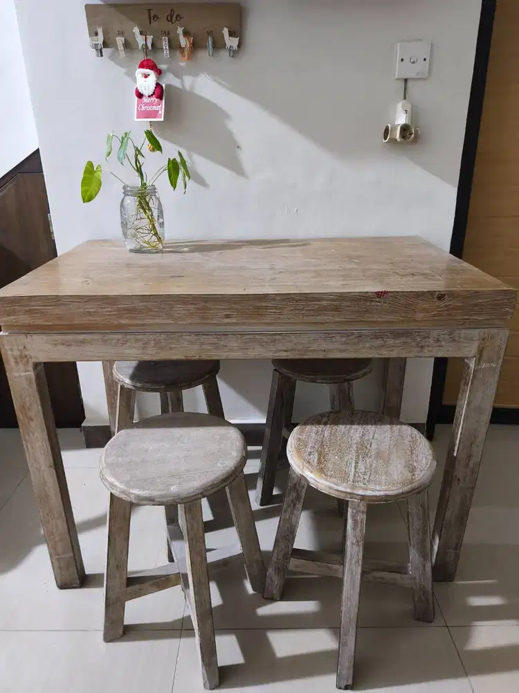 Meja Makan Kayu + 4 bangku bulat