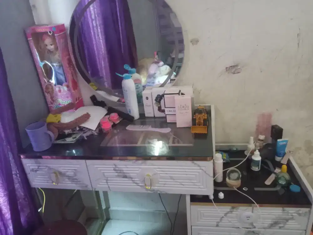 Meja hias berlampu, bisa mencharge(spt colokkan), dan mendengar musik