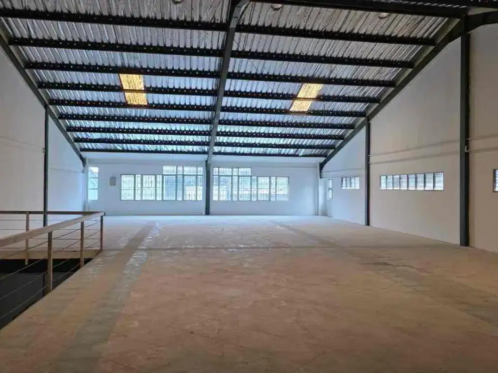 DISEWAKAN
 Gudang 2 Lantai
 Komp. Pergudangan Tanah Mas sei Panas - Batam

Spesifikasi : 
  LT : 360 m²
  LB : ± 620 m²
- Lt. 1 : 12 m² x 30 m² 
- Lt. 2 : 12 m² x 24 m²  
 Cor 2 Lantai Full

*Harga Sewa : Rp. 250.000.000,- / Tahun*