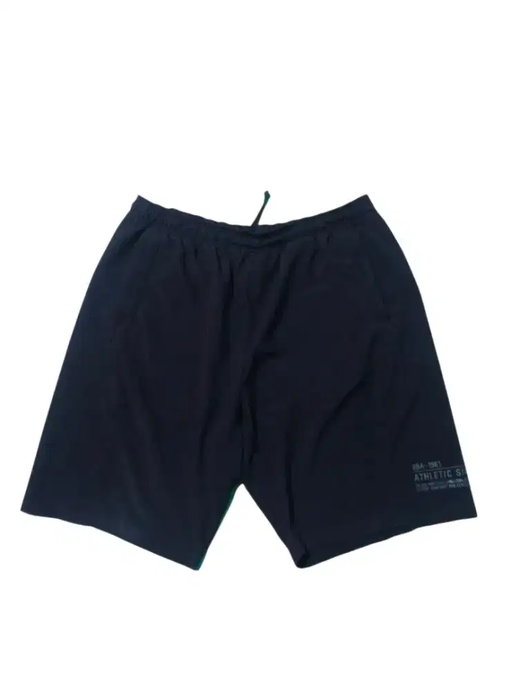 Celana pendek hitam