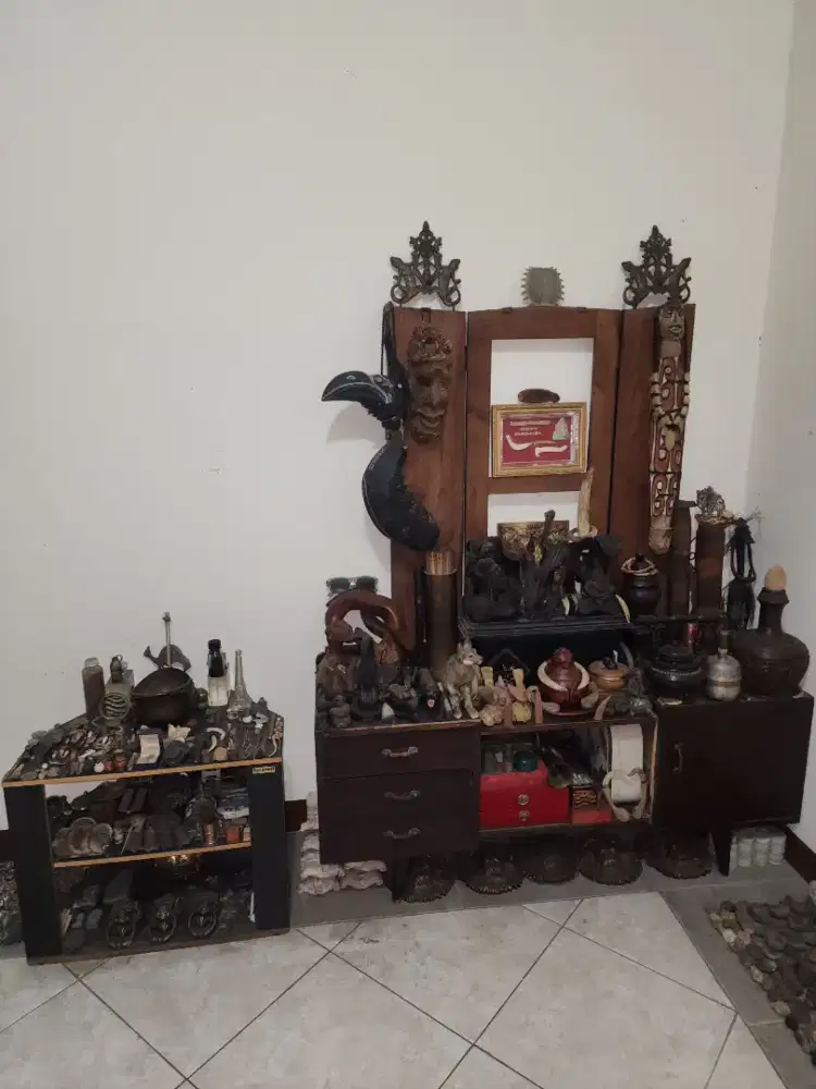 Berbagai jenis barang jadul antik dijual