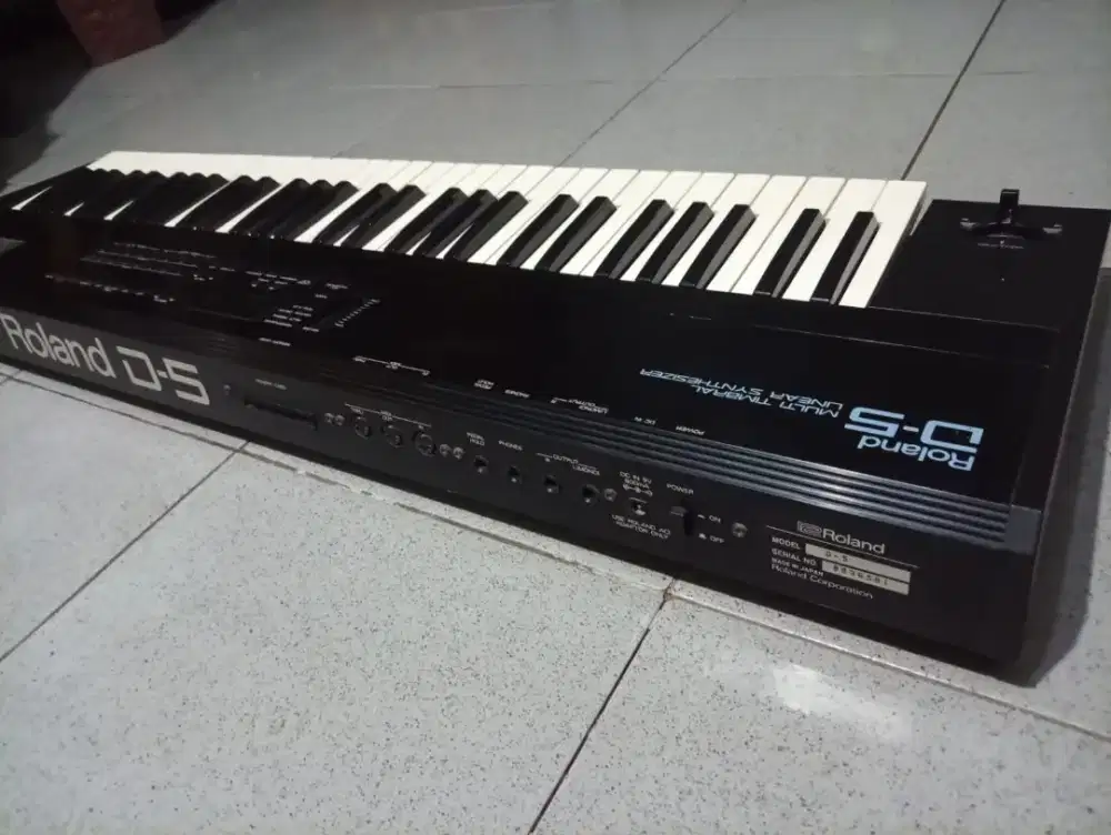 Roland Synthesizer D-5