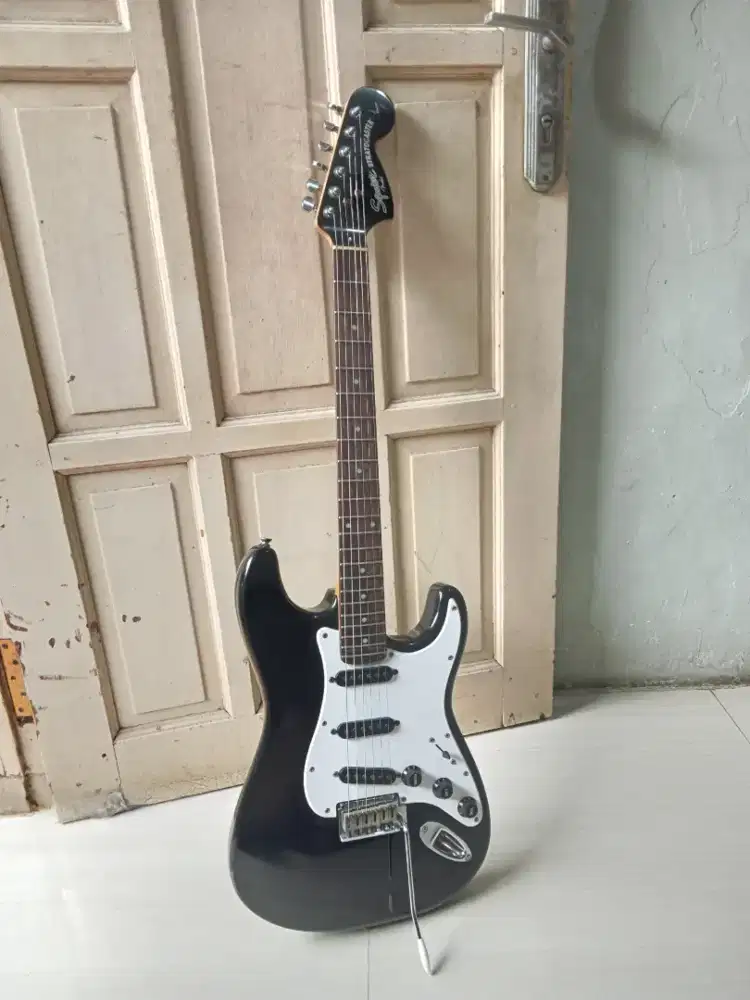Squier stratocaster standard black crom.