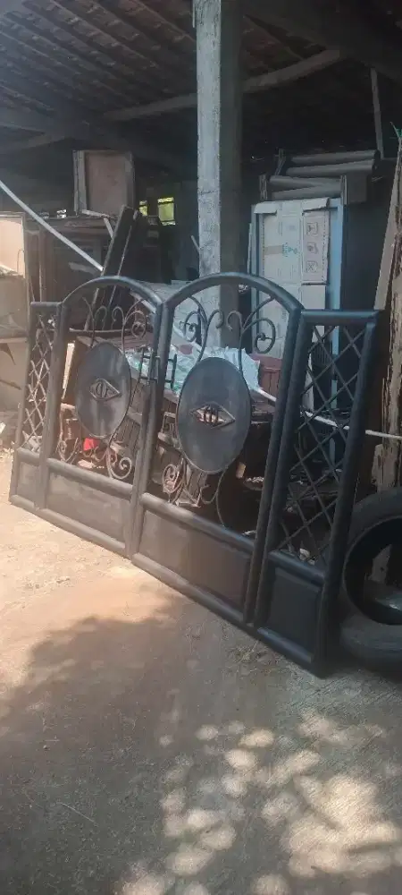 Pagar besi kupu tarung