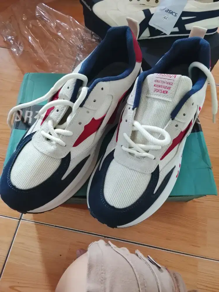 Sepatu pria ukuran 44 dan 43
