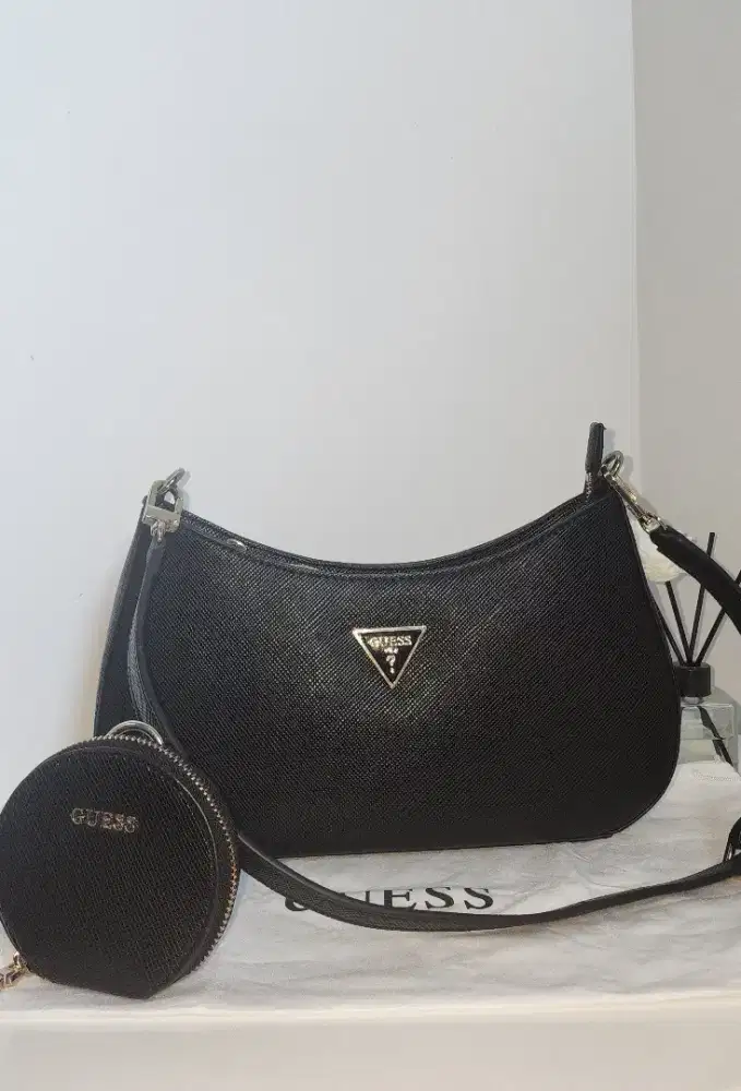 GUESS Hitam + Pouch
- PRELOVED GUESS – BLACK