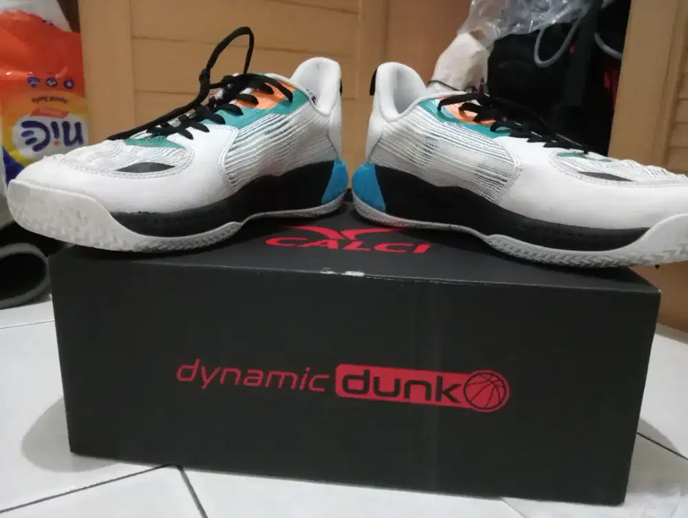 Sepatu basket calci