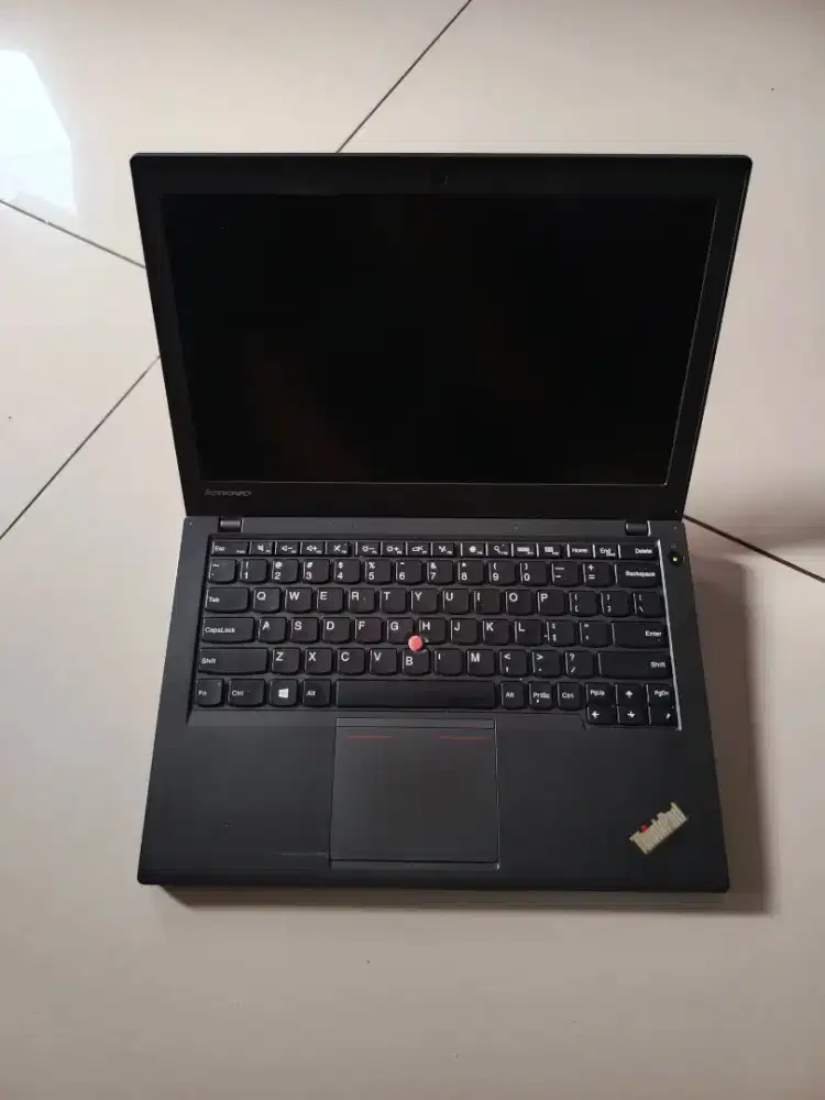 Laptop Lenovo thinkpad X240 Intel core i5 sudah ssd