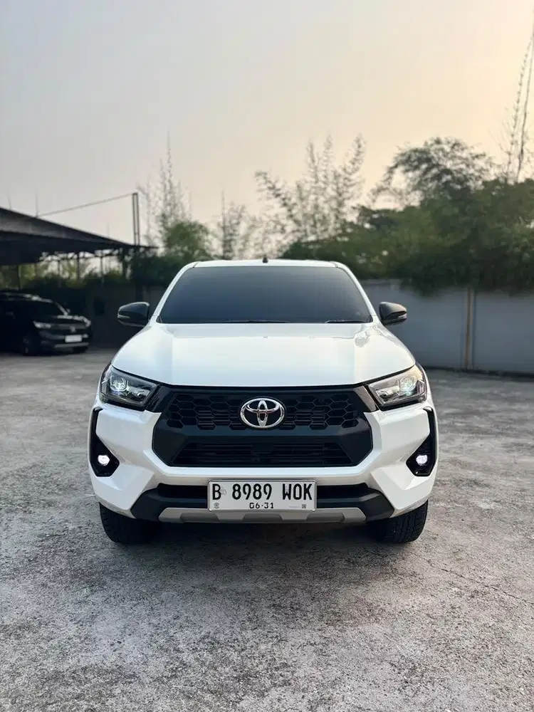 HILUX V 4X4 2026 AUTOMATIC Km 2 Ribu  Unit Seperti Baru