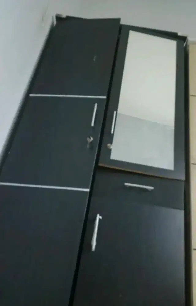 Di jual lemari baju, minus yg kaca nya copot di jual murah aja