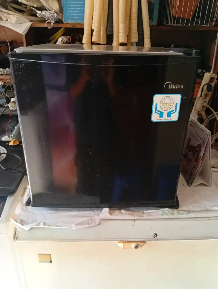 Kulkas Mini bar bekas Met MIDEA kea Normal