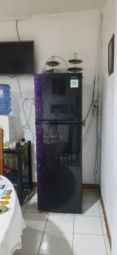 Dijual cepat mau pindah rumah: Kulkas 2 pintu Sharp SJ-316MG-GB mulus